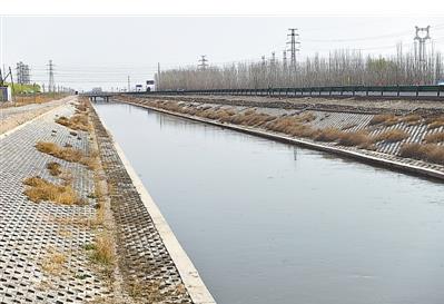 石嘴山第三（五）排水沟综合治理项目区，采取工程措施，加大典农河石嘴山段流域综合治理力度。